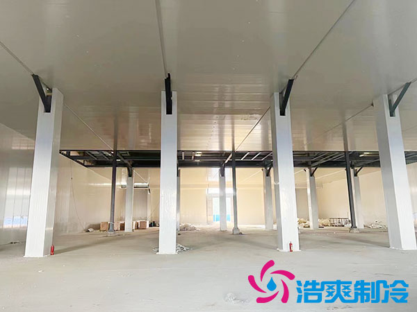 　　建一個(gè)300平方米的冷庫需多少錢？冷庫是一種專門用作存儲(chǔ)冷凍、冷藏食品的裝置，有普遍的運(yùn)用場(chǎng)景，包含食品、醫(yī)學(xué)、化工等行業(yè)。當(dāng)下隨著社會(huì)的不斷發(fā)展，越來越多的產(chǎn)業(yè)已經(jīng)起考量規(guī)劃自己的冷庫，以符合日益增長(zhǎng)的市場(chǎng)需求。  　　首先，我們需認(rèn)識(shí)冷庫建造規(guī)劃的基本上流程。冷庫建造規(guī)劃需進(jìn)行選址、設(shè)計(jì)、施工等多個(gè)環(huán)節(jié)，而冷庫施工包含土建工程、設(shè)備、管道等，每一個(gè)環(huán)節(jié)都會(huì)影響到冷庫造價(jià)成本的變化。  　　其次，冷庫假造規(guī)劃的費(fèi)用受很多原因的影響。主要原因是選址和設(shè)計(jì)。選取適當(dāng)?shù)膱?chǎng)地和恰當(dāng)?shù)脑O(shè)計(jì)方案，不僅可減少冷庫的建造規(guī)劃費(fèi)用，而且可提升冷庫的運(yùn)行效能。此外，冷庫建造規(guī)模、裝置選型、材料品質(zhì)等方面也會(huì)導(dǎo)致冷庫假造規(guī)劃費(fèi)用的變動(dòng)。  　　確切到規(guī)劃建造一個(gè)300平方米的冷庫，我們可根據(jù)知識(shí)測(cè)量出一個(gè)大致的規(guī)劃建造費(fèi)用。根據(jù)市場(chǎng)行情和相關(guān)經(jīng)驗(yàn)，一個(gè)300平方米的冷庫需大約270,000元左右。其中，土建工程費(fèi)用約占30%至40%，設(shè)備費(fèi)用約占50%至60%，管道、電器材料等其他費(fèi)用約占10%至20%。  　　此外，由于冷庫設(shè)備和管道需專業(yè)安裝調(diào)試，人工成本也需計(jì)算在內(nèi)。按工程造價(jià)比率合算，工程建設(shè)的人工成本約占施工總耗資的10%。  　　一般來說，修建一個(gè)300平方米的冷庫的費(fèi)用約為270,000元，僅供參考，實(shí)際造價(jià)根據(jù)具體冷庫工程項(xiàng)目進(jìn)行核算。精準(zhǔn)投入費(fèi)用需根據(jù)選址、設(shè)計(jì)、數(shù)量、設(shè)備選型、材料品質(zhì)等方面綜合性考量和檢驗(yàn)。在冷庫建造規(guī)劃步驟之中，企業(yè)可選取自行建造規(guī)劃，也可委派專業(yè)冷庫建設(shè)公司規(guī)劃設(shè)計(jì)建造。  　　冷庫建造規(guī)劃費(fèi)用只是一個(gè)初始投資。隨著冷庫的運(yùn)轉(zhuǎn)和維護(hù)，還需考量運(yùn)營(yíng)費(fèi)用、維護(hù)費(fèi)用和設(shè)備更換費(fèi)用。因此，企業(yè)在展開冷庫建造規(guī)劃決策時(shí)，需展開充分的前期考察和調(diào)研評(píng)估，以保證冷庫建造規(guī)劃的投入能真正產(chǎn)生平穩(wěn)、長(zhǎng)期的經(jīng)濟(jì)效益。  　　以上就是300平方米冷庫造價(jià)費(fèi)用的詳細(xì)介紹，相信您看完一定對(duì)此有了更加深入的了解，如果您近期有此類冷庫建造的需求，歡迎咨詢浩爽制冷（400-861-7579）。本公司深耕于制冷行業(yè)十余年，發(fā)展成從冷庫工程的EPC總包服務(wù)商，包含冷庫工程的設(shè)計(jì)、采購(gòu)、銷售、安裝為一體的綜合性服務(wù)公司；延伸至冷鏈項(xiàng)目前期的布局規(guī)劃、冷鏈項(xiàng)目升級(jí)改造、冷鏈行業(yè)復(fù)合型人才培養(yǎng)、輸出；冷鏈倉儲(chǔ)的招商運(yùn)營(yíng)、售后服務(wù)等制冷領(lǐng)域的一體化方案集成商。